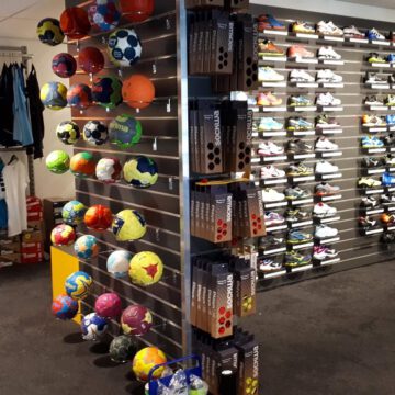 Afbeelding inrichting van de winkel sportzaak.eu de ballenwand en schoenenwand.