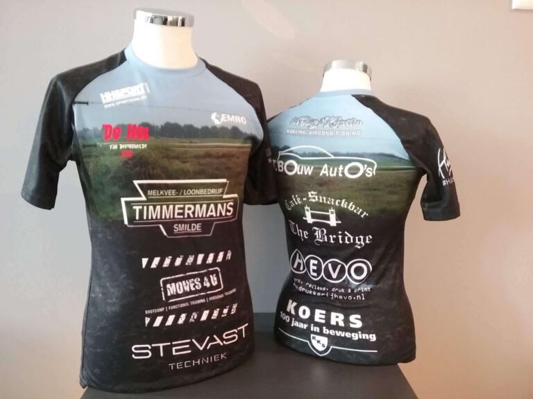 Afbeelding van de voor- en achterkant van het shirt special design sportshirts voor de mudrun in Bovensmilde