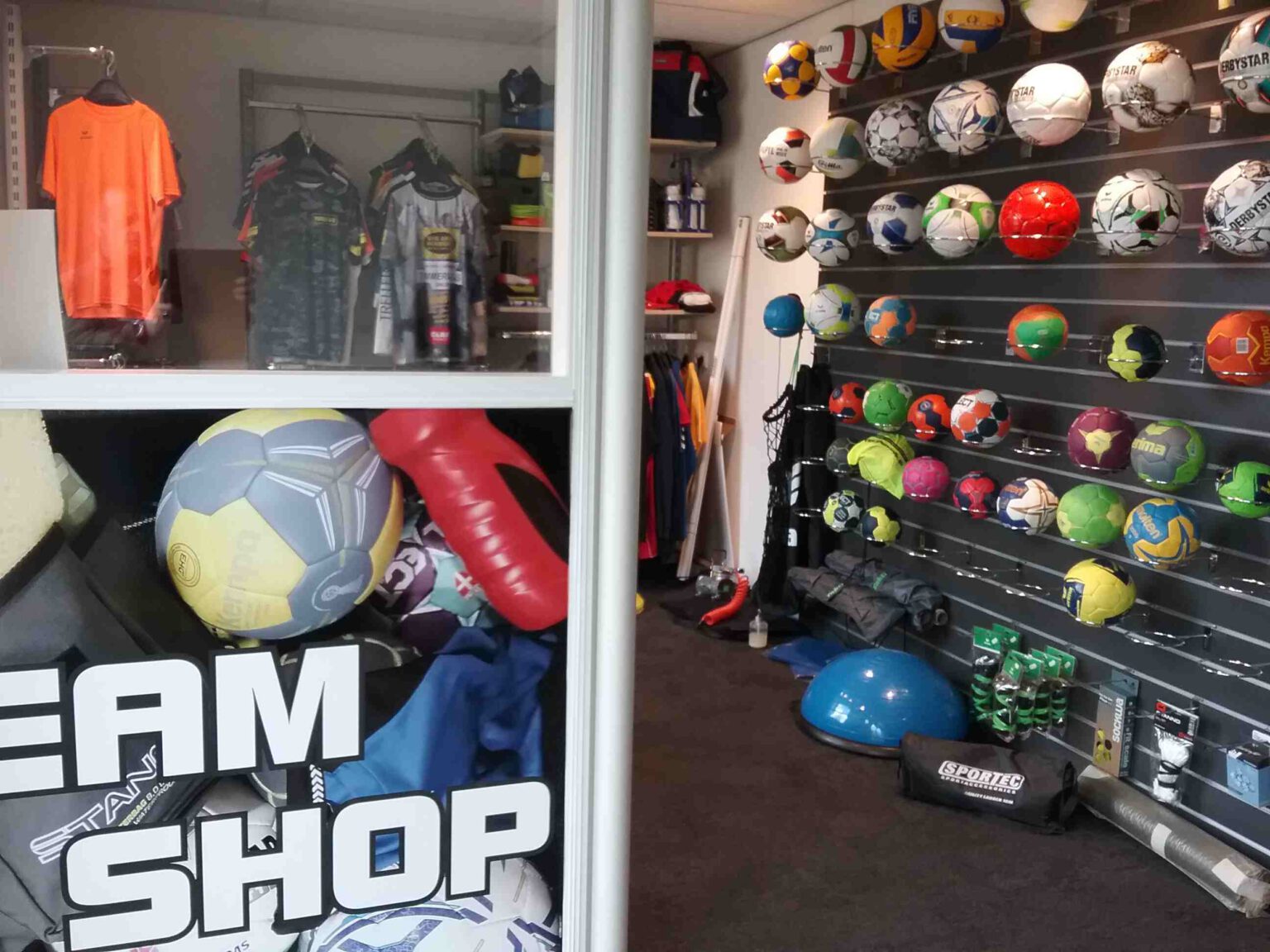 Afbeelding inrichting van de winkel sportzaak.eu de teamshop met hand-, korf, voet- en korfballen wand